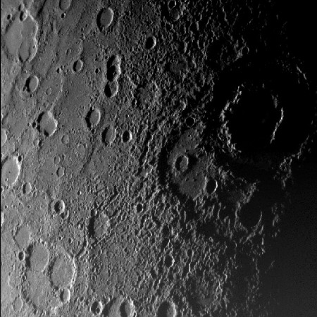 水星探测器传回NASA的水星表面图(NASA资料图片)