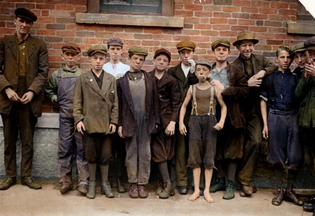 1911年美国麻州的小矿工们。(Photograph by Lewis Wickes Hine/Courtesy of Marina Amaral)