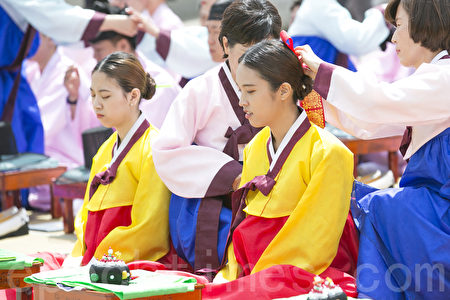 5月15日,韩国首尔市在南山韩屋村举行第45届韩国传统成年节仪式。韩国的成年节定为每年五月第三个星期一。 (全景林/媒体)