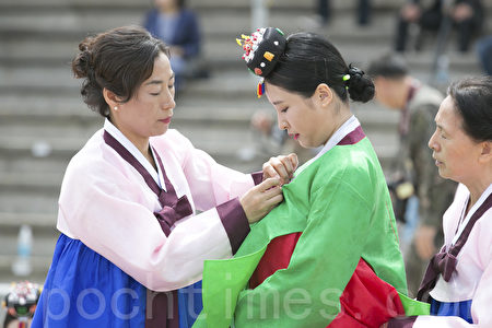 5月15日,韩国首尔市在南山韩屋村举行第45届韩国传统成年节仪式。韩国的成年节定为每年五月第三个星期一。 (全景林/媒体)