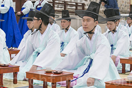 5月15日,韩国首尔市在南山韩屋村举行第45届韩国传统成年节仪式。韩国的成年节定为每年五月第三个星期一。 (全景林/媒体)
