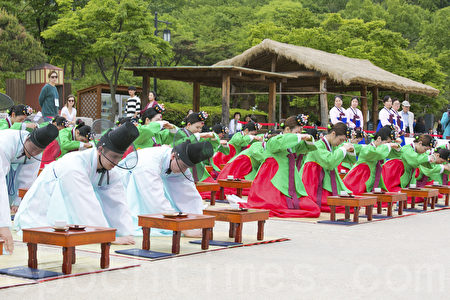 5月15日,韩国首尔市在南山韩屋村举行第45届韩国传统成年节仪式。韩国的成年节定为每年五月第三个星期一。 (全景林/媒体)