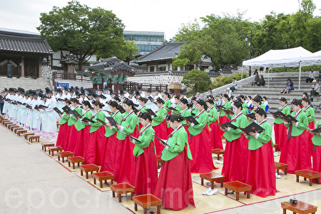 5月15日,韩国首尔市在南山韩屋村举行第45届韩国传统成年节仪式。韩国的成年节定为每年五月第三个星期一。 (全景林/媒体)