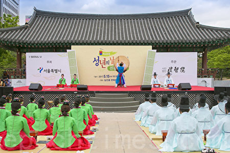 5月15日,韩国首尔市在南山韩屋村举行第45届韩国传统成年节仪式。韩国的成年节定为每年五月第三个星期一。 (全景林/媒体)
