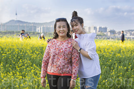 五月中旬的韩国首尔汉江瑞来岛(瑞草区盘浦地区)金黄的油菜花于汉江形成风景如画的美景。图为泰国游客在拍照留念。(全景林/媒体)