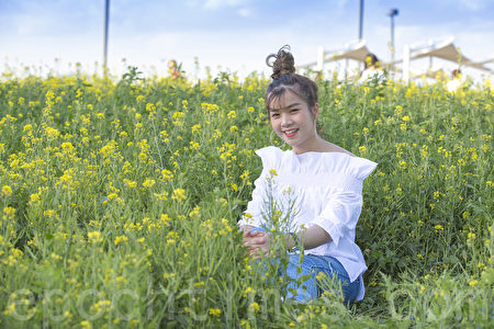 五月中旬的韩国首尔汉江瑞来岛(瑞草区盘浦地区)金黄的油菜花于汉江形成风景如画的美景。图为泰国游客在拍照留念。(全景林/媒体)