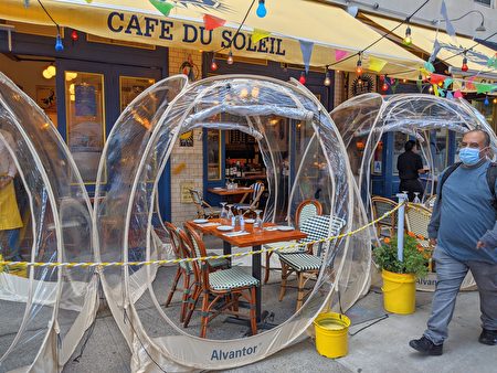 曼哈顿餐馆“Cafe du Soleil”在户外架起透明帐幕,很多顾客都指名要在“泡泡”内用餐,夜晚更具情调。