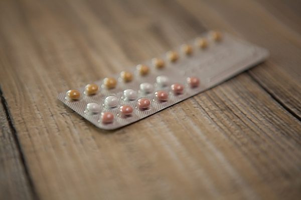 避孕药被人服用后,很多成分会随着人的尿液排出体外,经由下水道系统进入自然界水循环系统,从而影响野生动植物。(Pixabay.com)